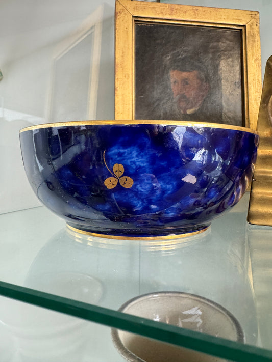 SEVRES, 
coupe en bleu de Sevres et fleurs à l’or. 1921