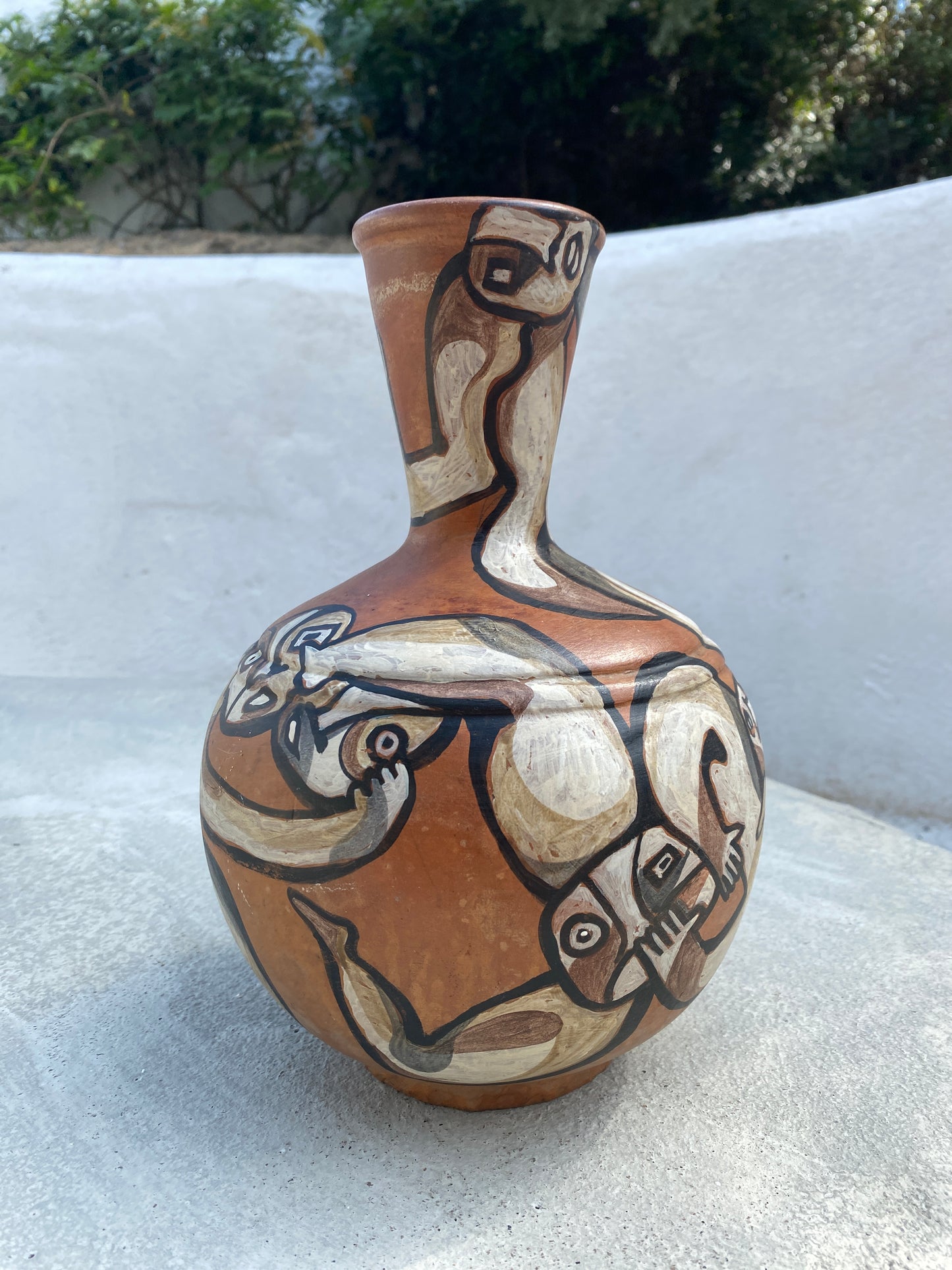 Odile Mandrette. Vase à décor tournant de personnages cubistes en terre cuite et émail