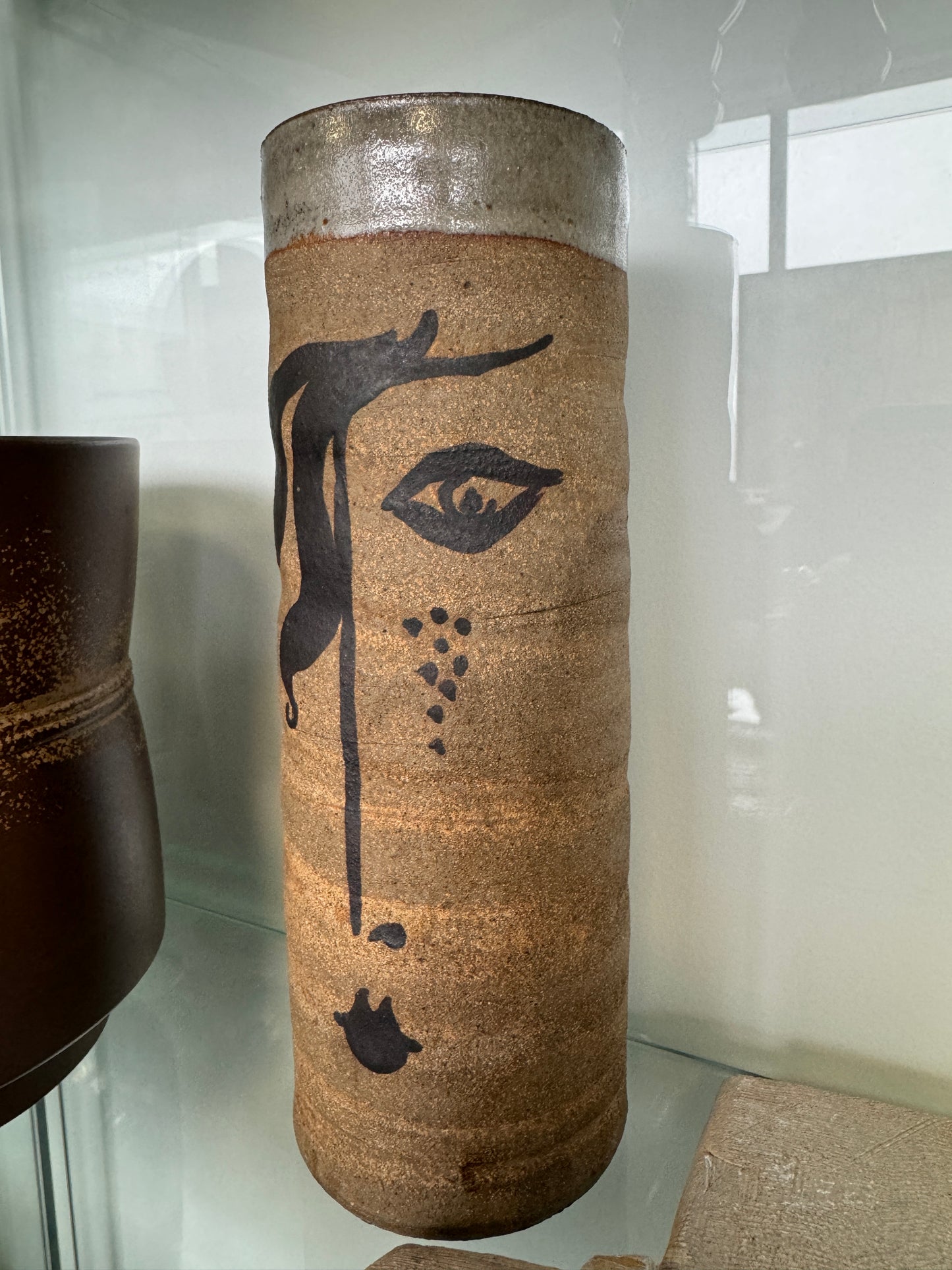 Jean Claude COURALIS, vase tube au visage stylisé de 1969