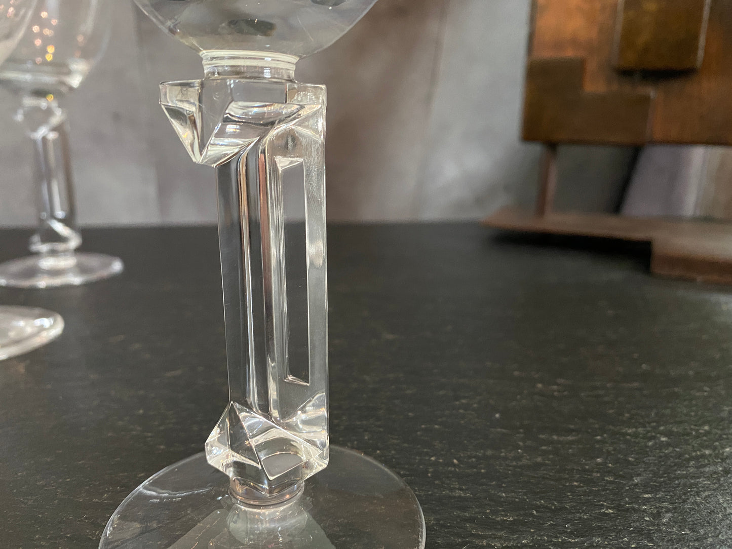 Extraordinaire série de 12 verres en cristal Art Deco au pied Cubiste